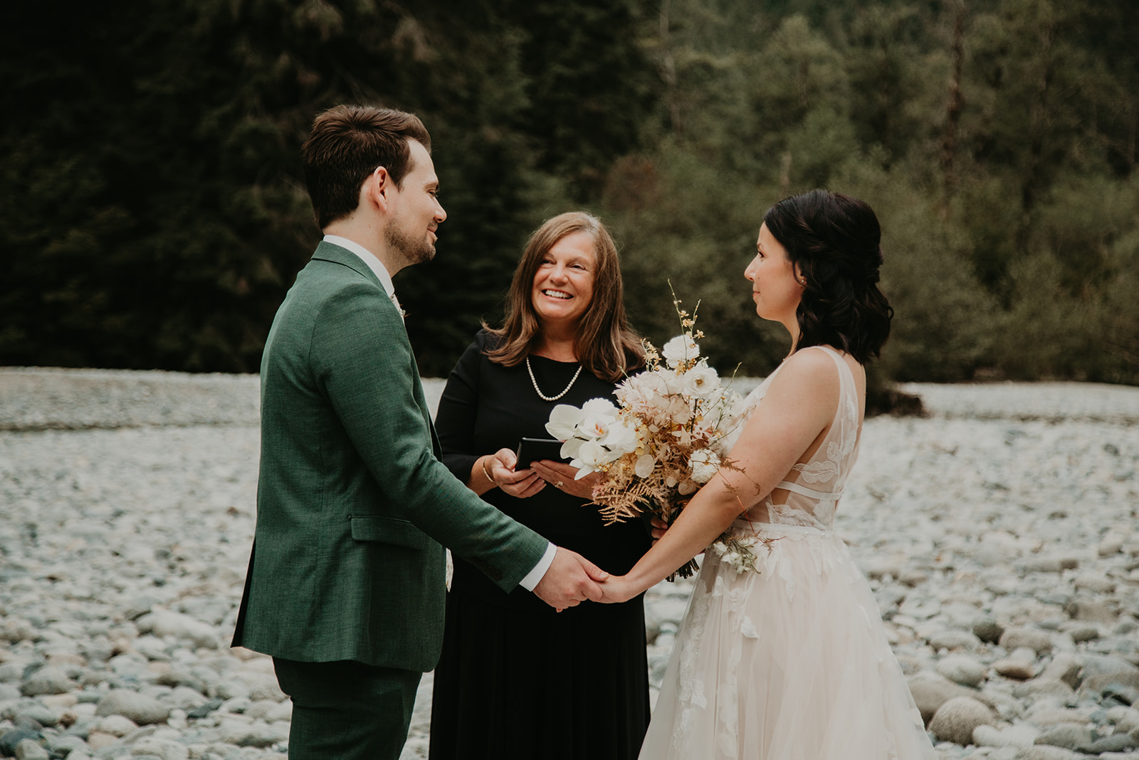 What Is A Wedding Officiant? Are they legally authorized?