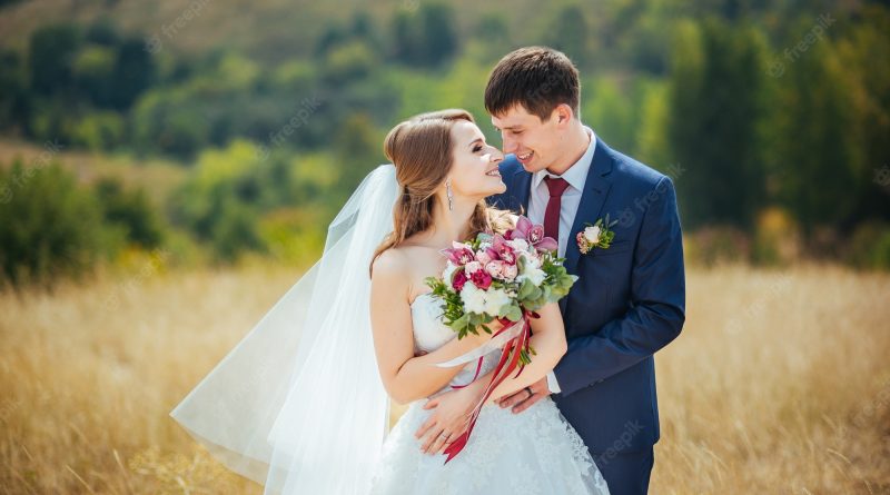 How do I become a successful wedding photographer?